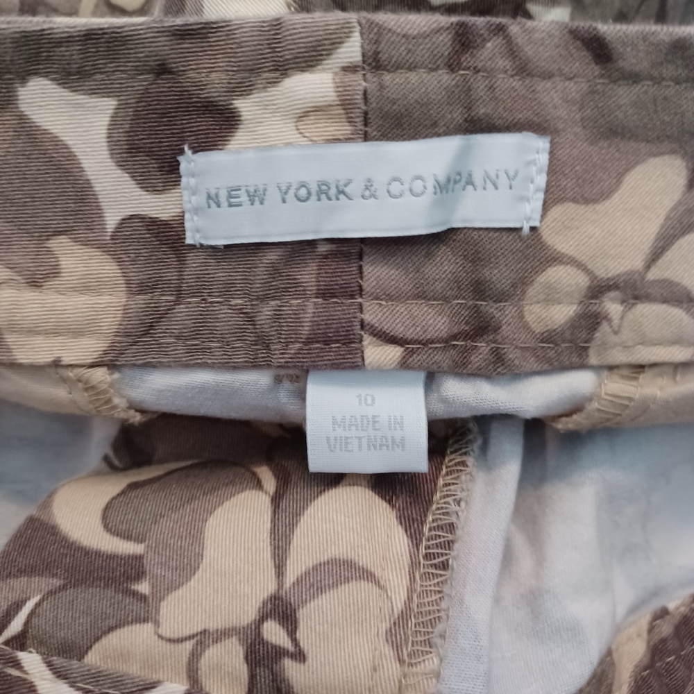 New York & Company Green & Tan Floral Camouflage Shorts Size 10 - Picture 4 of 5
